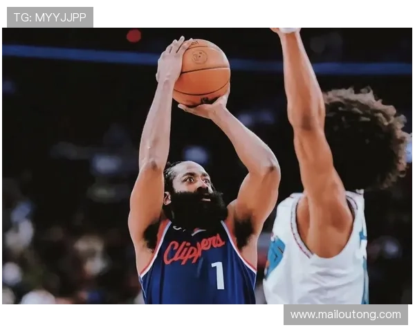 詹姆斯肘伤后练后仰跳投备战总决赛